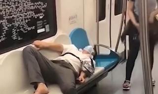 男子带娃乘车强坐女乘客腿上