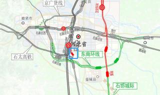 女生铁路淡定拍照火车在身后