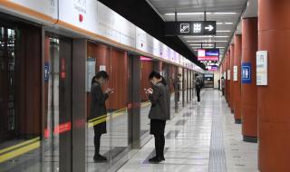 客服回应女子地铁上喝水被罚